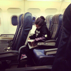 Traveling separated by 2 seats... feeling lonely : /c @helguita