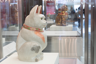 Image: Installation view of "Maneki Neko: Japan’s Beckoning Cat"