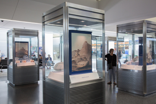 Image: Installation view of "From Print to Plate: Views of the East on Transferware"