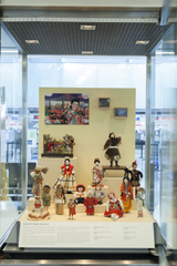 Image: Installation view of "Souvenirs: Tokens of Travel"