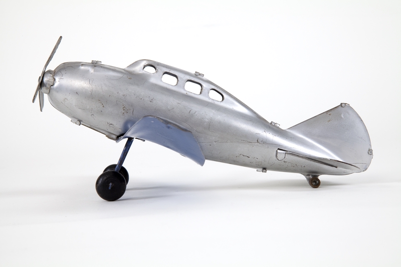 Image: toy airplane: low wing aircraft
