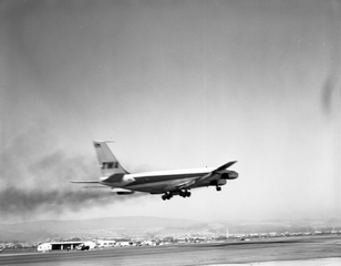 Image: negative: San Francisco International Airport (SFO), TWA (Trans World Airlines), Boeing 707