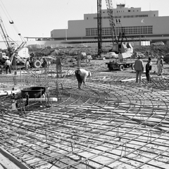 Image: photograph: San Francisco International Airport (SFO), parking garage construction