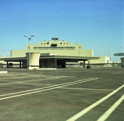 Image: photograph: San Francisco International Airport (SFO), parking garage