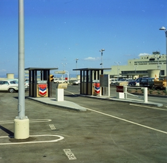 Image: photograph: San Francisco International Airport (SFO), parking lot entrance