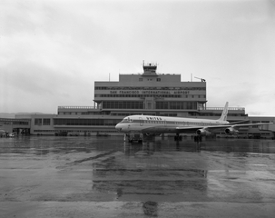 Image: negative: San Francisco International Airport (SFO), Central Terminal and United Air Lines Douglas DC-8-61