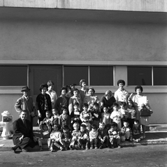 Image: negative: San Francisco International Airport (SFO), group of schoolchildren