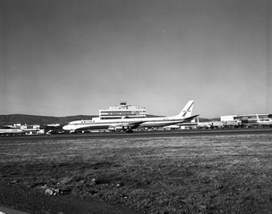 Image: negative: San Francisco International Airport (SFO), Central Terminal and United Air Lines Douglas DC-8-61