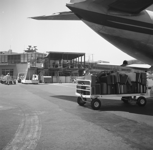 Negative: San Francisco International Airport (SFO), Pacific Southwest Airlines (PSA) pier and jetway