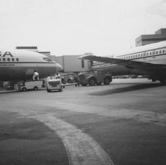 Image: photograph: San Francisco International Airport (SFO), Pacific Southwest Airlines (PSA) jetway and aircraft
