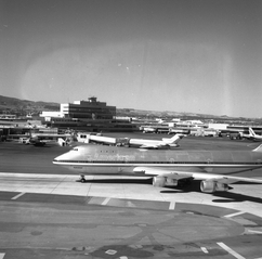 Image: negative: San Francisco International Airport (SFO), American Airlines, Boeing 747-100