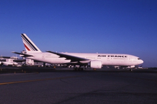 Image: slide: Air France, Boeing 777-200, John F. Kennedy International Airport (JFK)