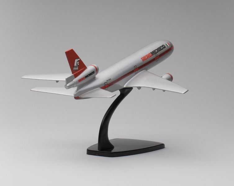Image: model airplane: AeroMexico, McDonnell Douglas DC-10-30