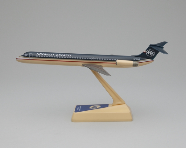 Model airplane: Midwest Express, McDonnell Douglas MD-88