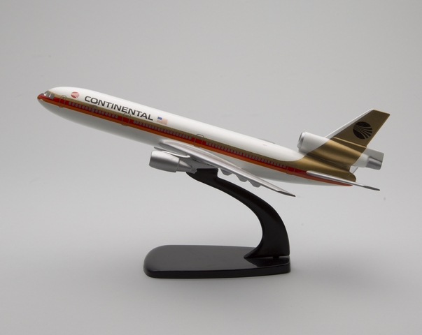 Model airplane: Continental Airlines, McDonnell Douglas DC-10