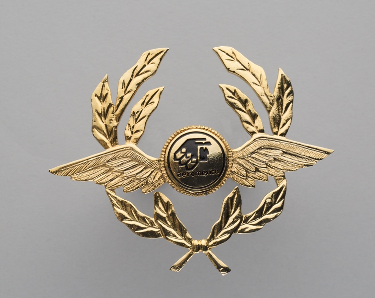 Image: flight officer cap badge: AeroMexico