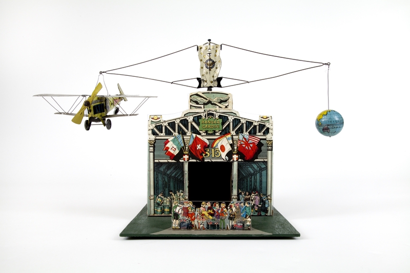 Image: toy set: hangar and airplane