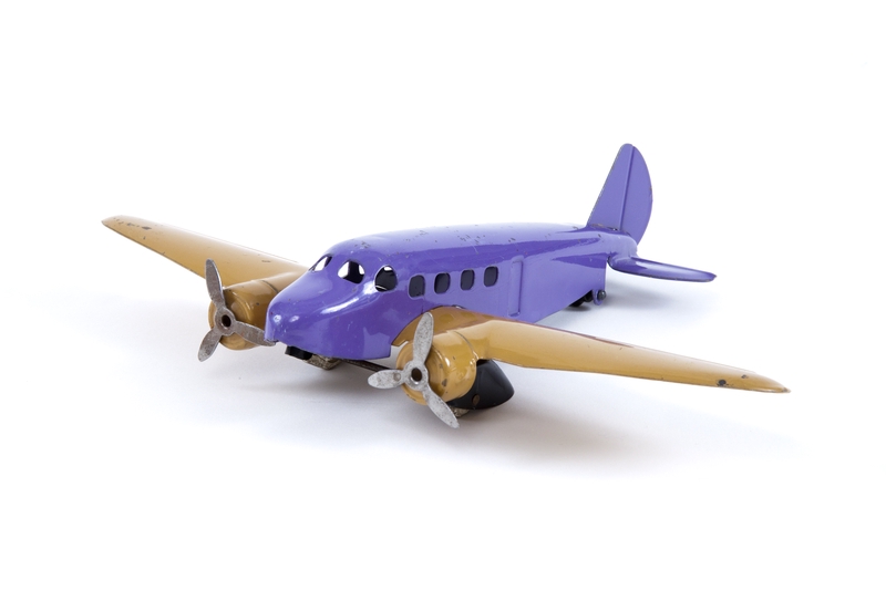 Image: toy airplane: twin engine aircraft