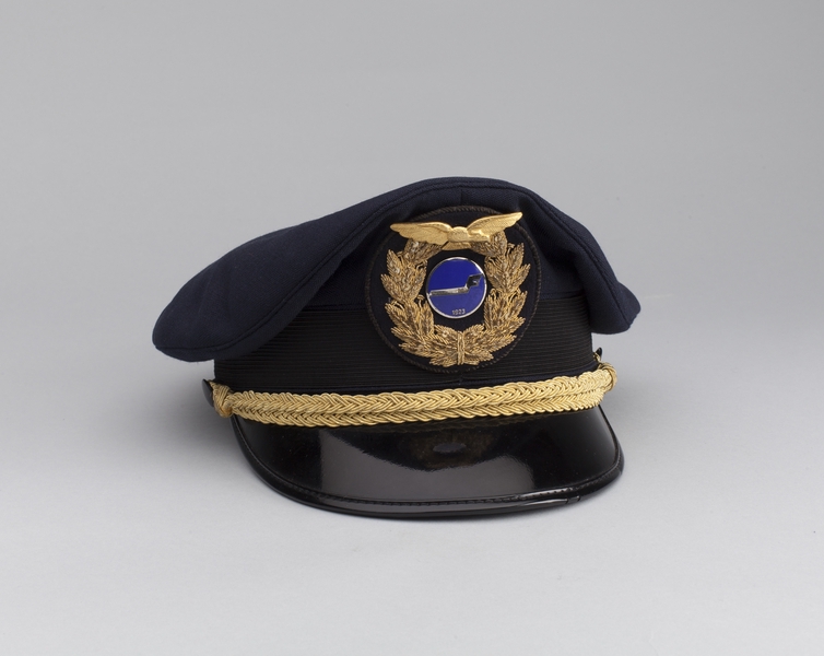 Image: Captain cap with cap badge: Finnair