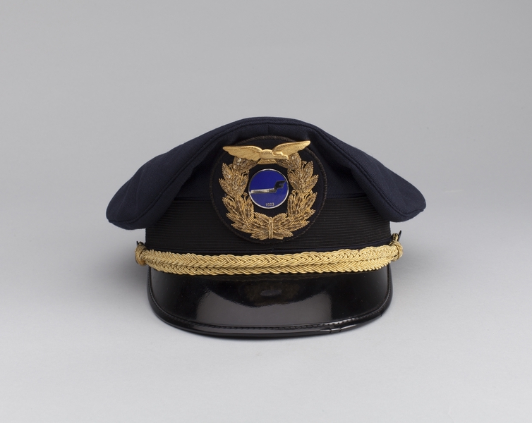 Image: Captain cap with cap badge: Finnair