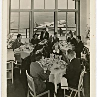 Image #1: postcard: United Air Lines, Douglas DC-3, LaGuardia Airport