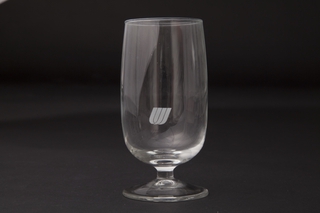 Image: wine glass: United Airlines