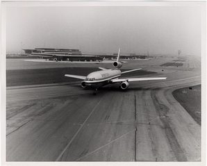 Image: photograph: American Airlines McDonnell Douglas DC-10