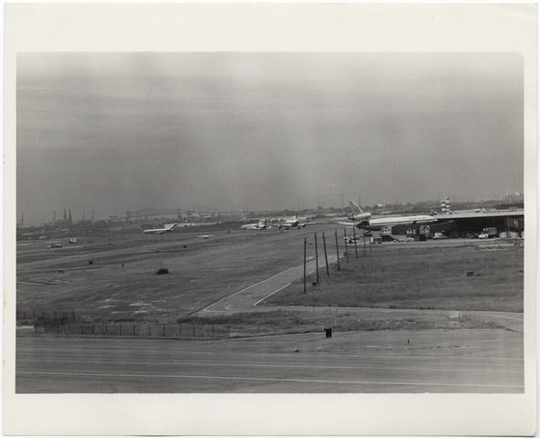 Photograph: American Airlines, McDonnell Douglas DC-10, Newark International Airport, New Jersey