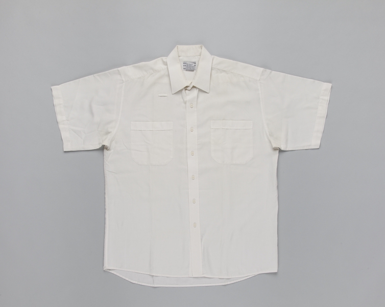 Image: flight attendant shirt (male): Qantas Airways