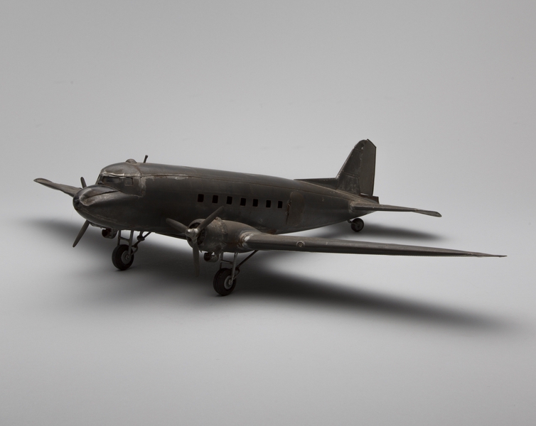Image: model airplane: Douglas DC-3