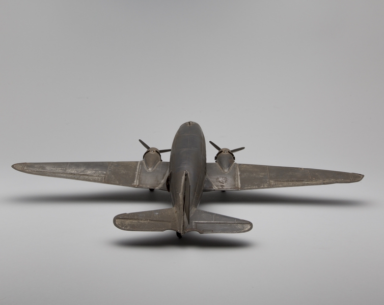 Image: model airplane: Douglas DC-3