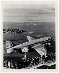Image: photograph: United Air Lines, Douglas DC-3, LaGuardia Airport (LGA)