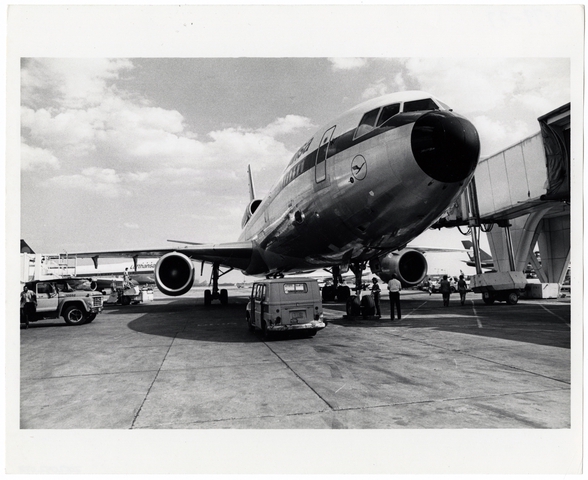 Photograph: Lufthansa German Airlines, McDonnell Douglas DC-10, John F. Kennedy International Airport (JFK)
