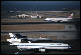 Image: slide: Finnair, McDonnell Douglas MD-11, San Francisco International Airport (SFO)