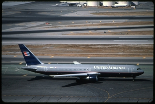 Image: slide: United Airlines, Boeing 767-300ER, San Francisco International Airport (SFO)
