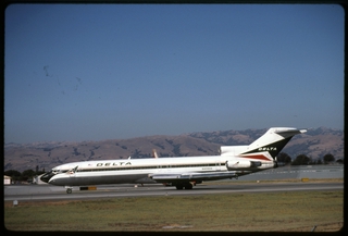 Image: slide: Delta Air Lines, Boeing 727-200, San Jose International Airport (SJC)