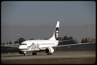 Image: slide: Alaska Airlines, Boeing 737, San Jose International Airport (SJC)