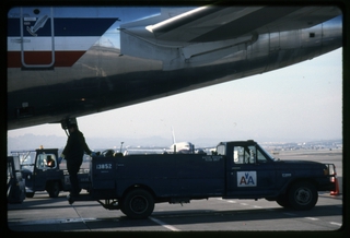 Image: slide: American Airlines, San Francisco International Airport (SFO)