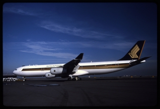Image: slide: Singapore Airlines, Airbus A340-300, San Francisco International Airport (SFO)