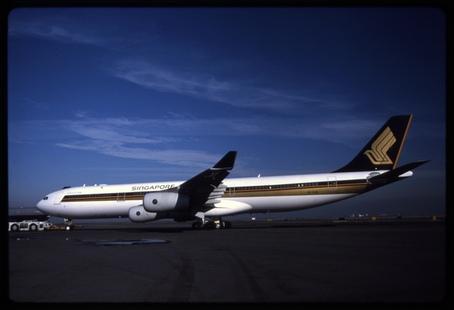 Slide: Singapore Airlines, Airbus A340-300, San Francisco International Airport (SFO)