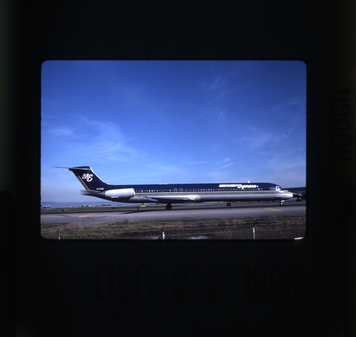 Slide: Midwest Express Airlines, McDonnell Douglas MD-88, San Francisco International Airport (SFO)