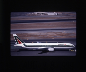 Image: slide: Alitalia, Boeing 767-300ER, San Francisco International Airport (SFO)