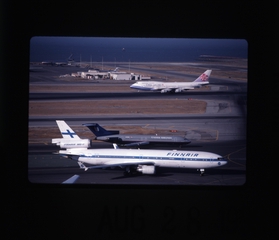 Image: slide: Finnair, McDonnell Douglas MD-11, San Francisco International Airport (SFO)