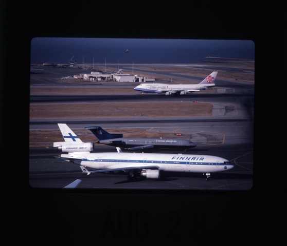 Slide: Finnair, McDonnell Douglas MD-11, San Francisco International Airport (SFO)