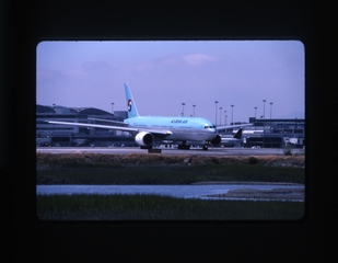 Image: slide: Korean Air, Boeing 777-200ER, San Francisco International Airport (SFO)