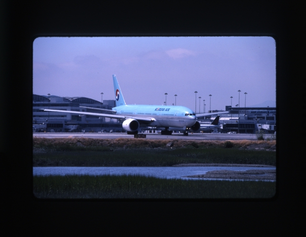 Slide: Korean Air, Boeing 777-200ER, San Francisco International Airport (SFO)