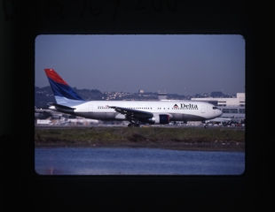 Image: slide: Delta Air Lines, Boeing 767-200, San Francisco International Airport (SFO)