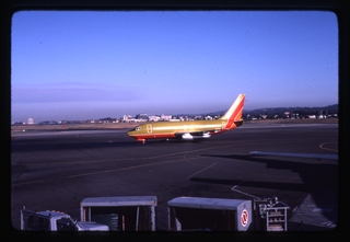 Image: slide: Southwest Airlines, Boeing 737, San Francisco International Airport (SFO)