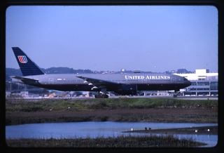 Image: slide: United Airlines, Boeing 777-200, San Francisco International Airport (SFO)