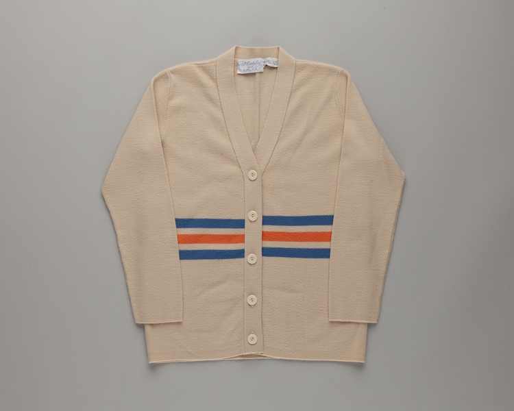 Image: flight attendant sweater: Delta Air Lines